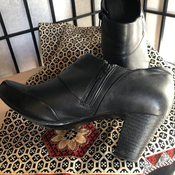 Clark's Bendables Black Ankle Bootie W/Heel - Picture 2 of 5